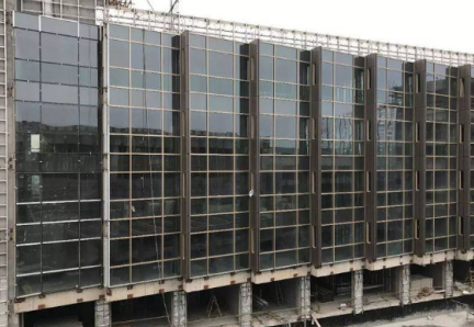 怎么用便攜式牽引電動葫蘆吊裝玻璃幕墻